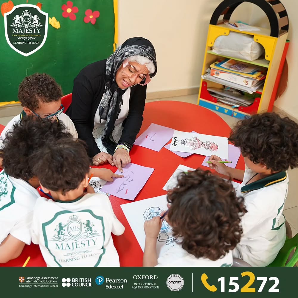 طلابنا يتعرفون على حرف الياء في نهاية الكلمة مع التطبيق على ياء الملكية في كَلمة جَدتي مع الجدة